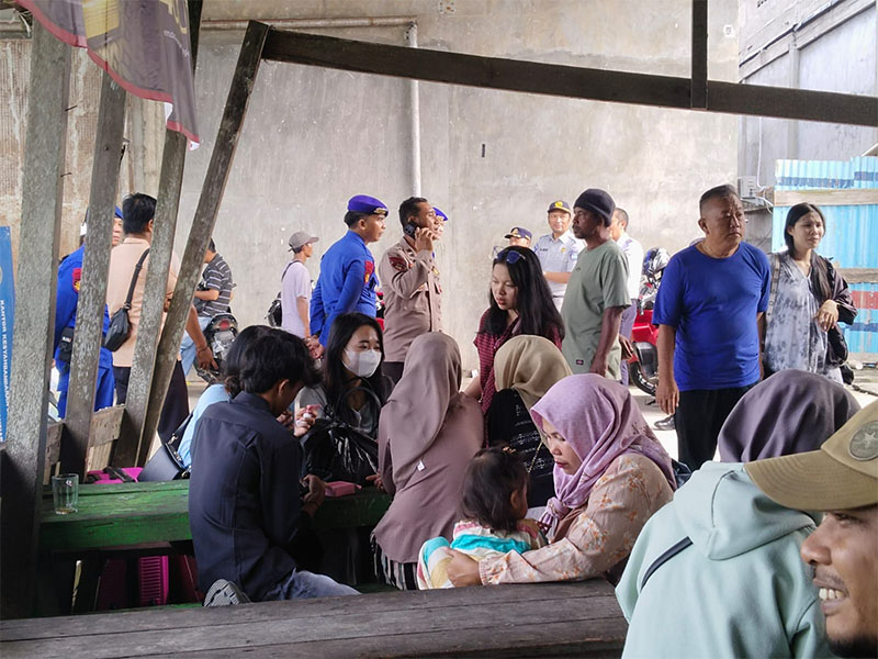 Penumpang kapal fery menunggu keberangkatan di Pelabuhan Oliong-Bagansiapiapi, Kamis (27/3/2025).