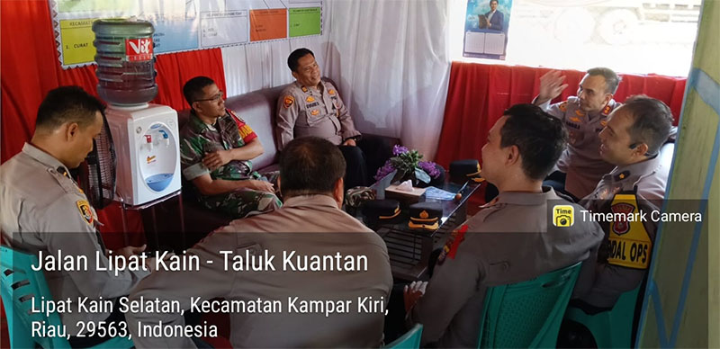 Kapolres Kuansing AKBP Angga Febrian Herlambang SIK SH bersama pejabat utama lainnya meninjau pos Desa Tanjung Pauh Kecamatan Singing Hilir, Rabu (26/3/2025).