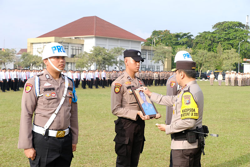 Kapolda Riau Irjen Pol Herry Heryawan menyilang foto oknum anggota bernama Yogi Saputra Ananda dalam upacara yang digelar Rabu (26/3/2025).
