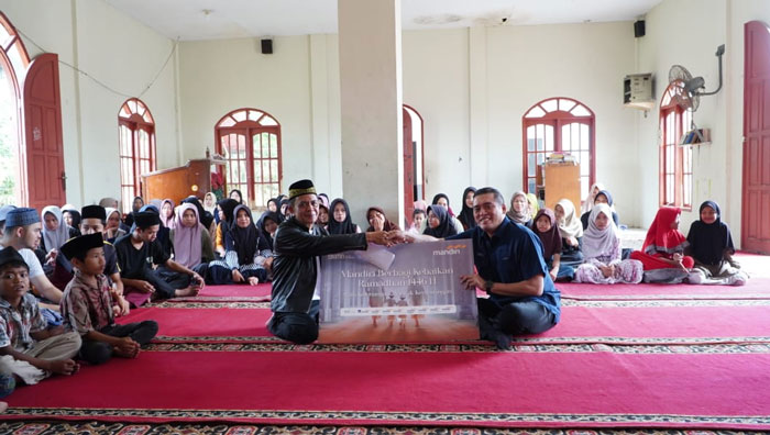 Area Head Bank Mandiri Area Pekanbaru, Rindra Setyawan menyerahkan santunan kepada salah satu Panti Asuhan di Pekanbaru, Rabu (26/3/2025).