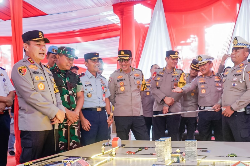 Kapolda Riau Irjen Pol Herry Heryawan bersama Danrem 031/WB Brigjen TNI Sugiono serta Danlanud Roesmin Nurjadin Marsma TNI Feri Yunaldi saat meninjau Pospam Operasi Ketupat Lancang Kuning di Pekanbaru