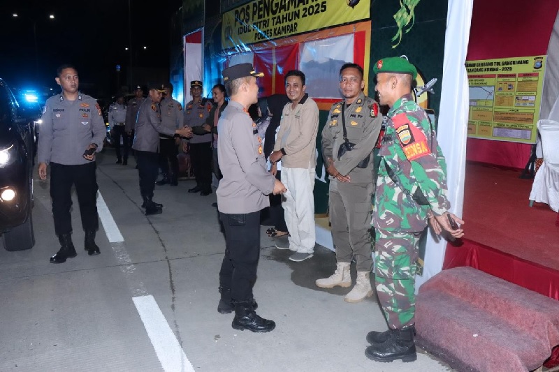 Kapolres  Kampar AKBP  Ronald  Sumaja SIK  melakukan  pengecekan  langsung  ke  beberapa Pos  Pam  Operasi  Ketupat  2025, Rabu (26/3/2025) malam.