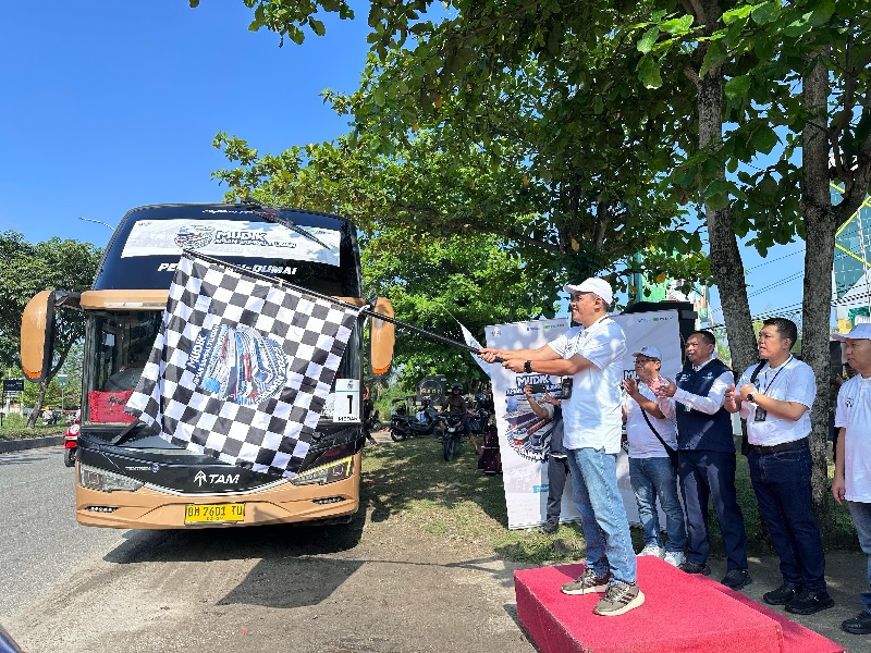 Pemimpin Wilayah PT Pegadaian Kanwil Pekanbaru, Eko Supriyanto melepas keberangkatan peserta Mudik Aman tujuan Medan dan Padang di depan Kantor Pegadaian Kanwil Pekanbaru, Kamis (27/3/2025).