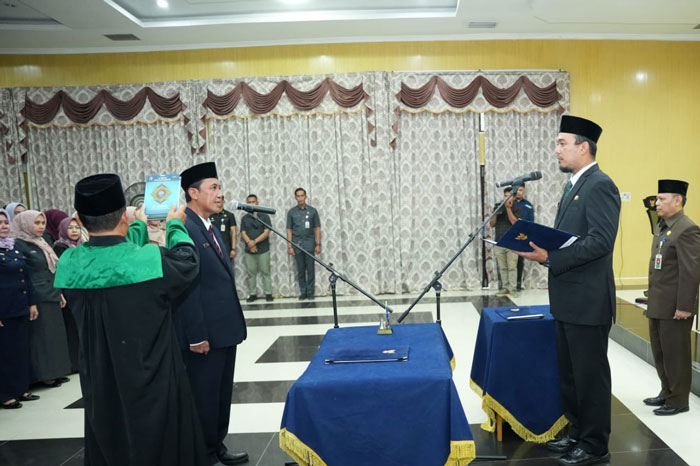 Bupati Inhu, Ade Agus Hartanto S.Sos MSI didampingi Wabup, Ir H Hendrizal MSI saat melantik Pj Sekdakab Inhu, Paino SP di Gedung Sejuta Sungkai Rengat, Kamis (27/3/2025).