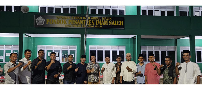 Bupati Kuansing Dr H Suhardiman Amby MM berbuka puasa dengan masyarakat dan tokoh agama di Ponpes Imam Saleh, Kamis (27/3/2025) di Desa Pulau Panjang Kecamatan Inuman.