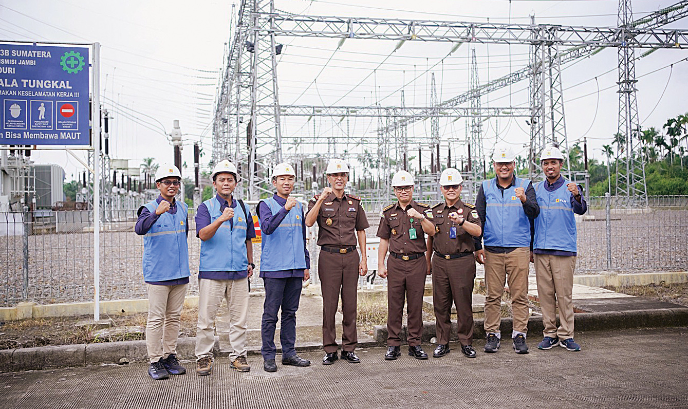 Rombongan Kajati Jambi  dan pihak PLN berfoto bersama di Gardu Induk (GI) 150 kV Kuala Tungkal.
