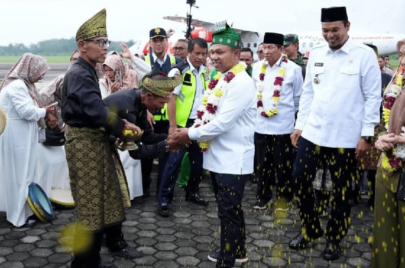 Bupati Inhu, Ade Agus Hartanto S.Sos saat menyambut kedatangan Gubernur Riau, H Abdul Wahid MSI dan Ketua MKA LAMR Riau, Raja Marjohan Yusuf pada penerbangan perdana, Jumat (28/3/2025)