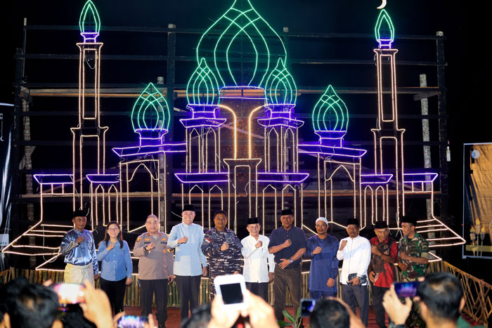 Pembukaan Festival Lampu Colok oleh Wabup Kepulauan Meranti bersama Ikatan Pemuda RW-01 Jalan Perjuangan Desa Alahair Tebingtinggi, Rabu (26/3/2025) atau bertepatan malam 27 Ramadan 1446 H.