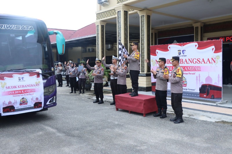 Kapolres Kampar AKBP Ronald Sumaja melepas keberangkatan Mudik  Kebangsaan  2025 di  Halaman  Polres  Kampar, Jumat (28/3/2025) pagi.