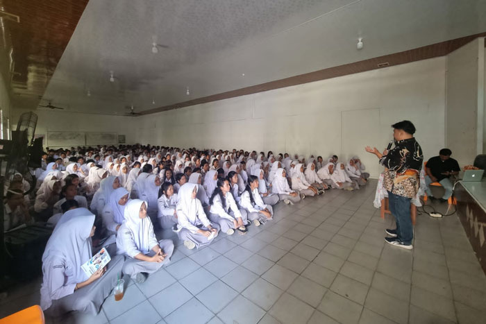Tim Penerimaan mahasiswa baru melakukan sosialisasi terkait program penerimaan mahasiswa baru Politeknik Caltex Riau tahun 2025 di salah satu SMA di Kota Pekanbaru.
