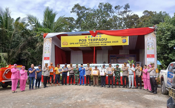 Kapolres Inhil AKBP Farouk Oktora SIK dan PJU didampingi Kapolsek Kemuning Kompol Tarigan saat melakukan pemeriksaan dan berikan bingkisan kepada personel di pos terpadu, Jumat (28/3/2025).