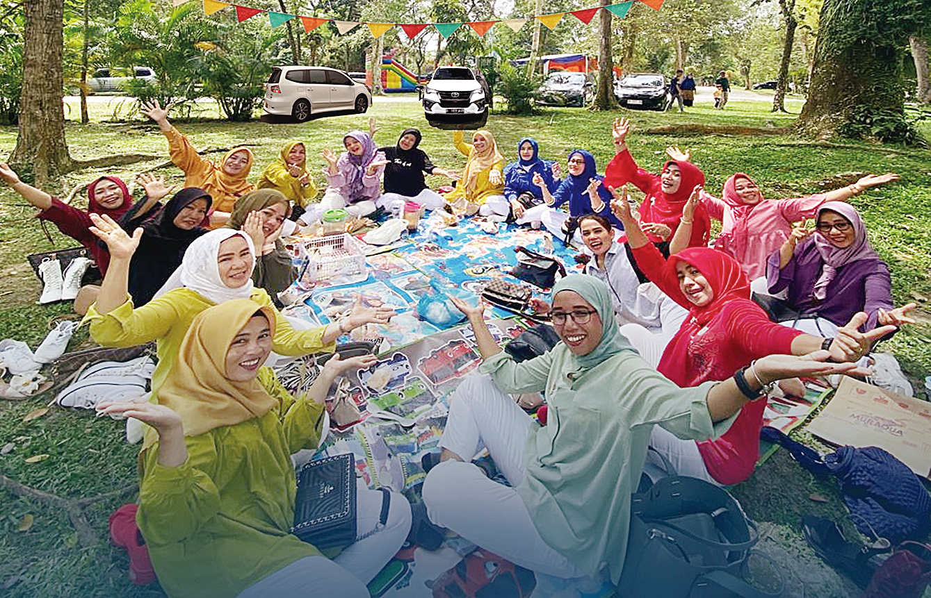 Trisoko untuk riau pos WISATA: Suasana wisata Hari Raya Idulfitri penuh kehangatan di Taman Rekreasi Alam Mayang, beberapa waktu yang lalu.