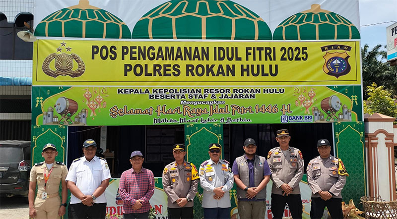 Plt Kadishub Rohul Minarli Ismail foto bersama Forkopimcam Ujung Batu usai meninjau arus mudik di Pos Pengamanan Idulfitri Jembatan Sungai Rokan, Sabtu (29/3/2025) siang.