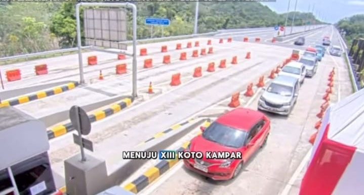 Jalan Lintas Riau-Sumbar jalur jalan tol Pekanbaru-XIII Koto Kampar terpantau ramai lancar, Sabtu (29/3/2025).