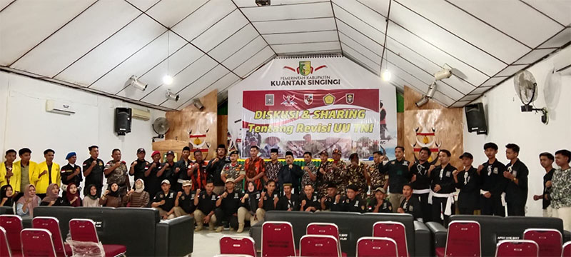 Elemen masyarakat Kuansing menyatakan dukungan pada UU TNI yang baru usai diskusi dan sharing yang ditaja di gedung Narosa Teluk Kuantan, Sabtu (29/3/2025).