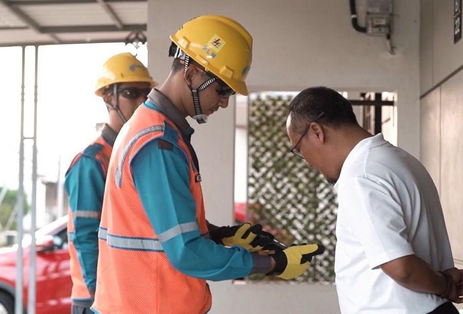 Ilustrasi, Petugas PLN berbagi tips keselamatan dengan pelanggan.