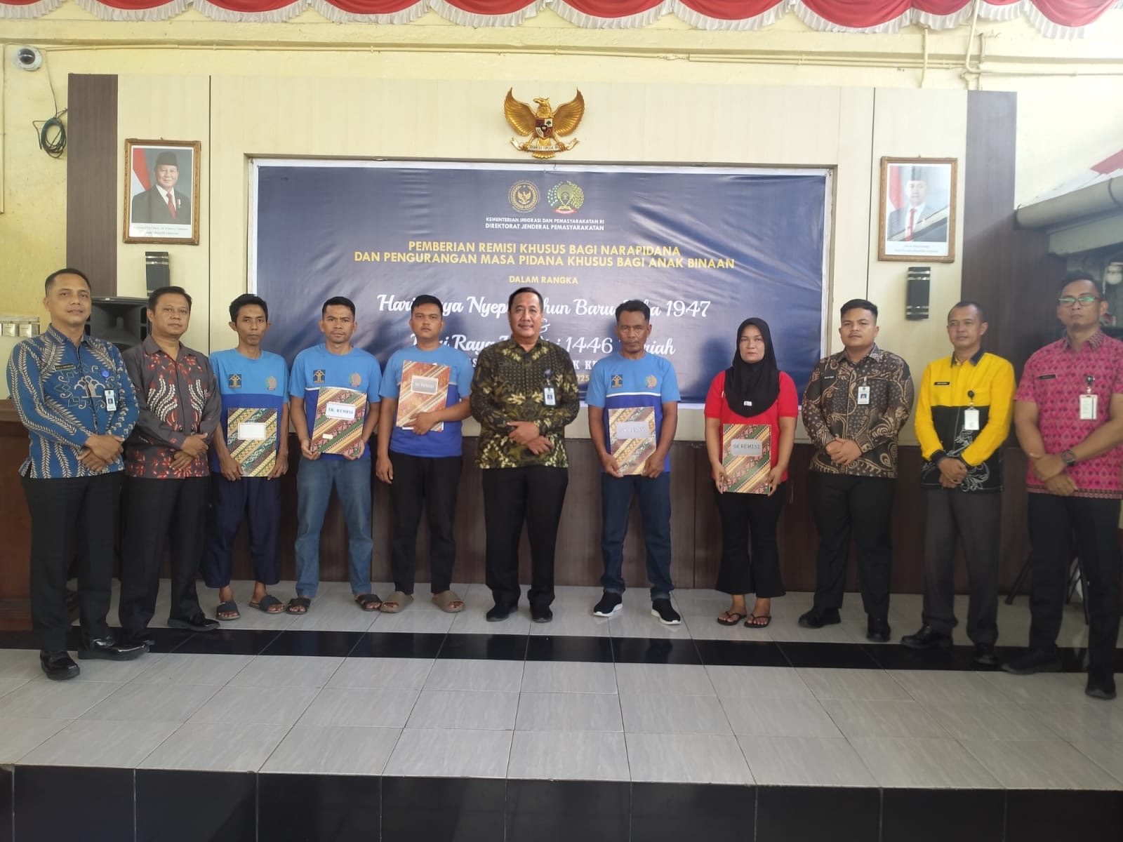 Kalapas Kelas IIB Teluk Kuantan Wiwid Feryanto bersama para Narapidana usai penyerahan remisi Idulfitri, Jumat (28/3/2025) kemaren.