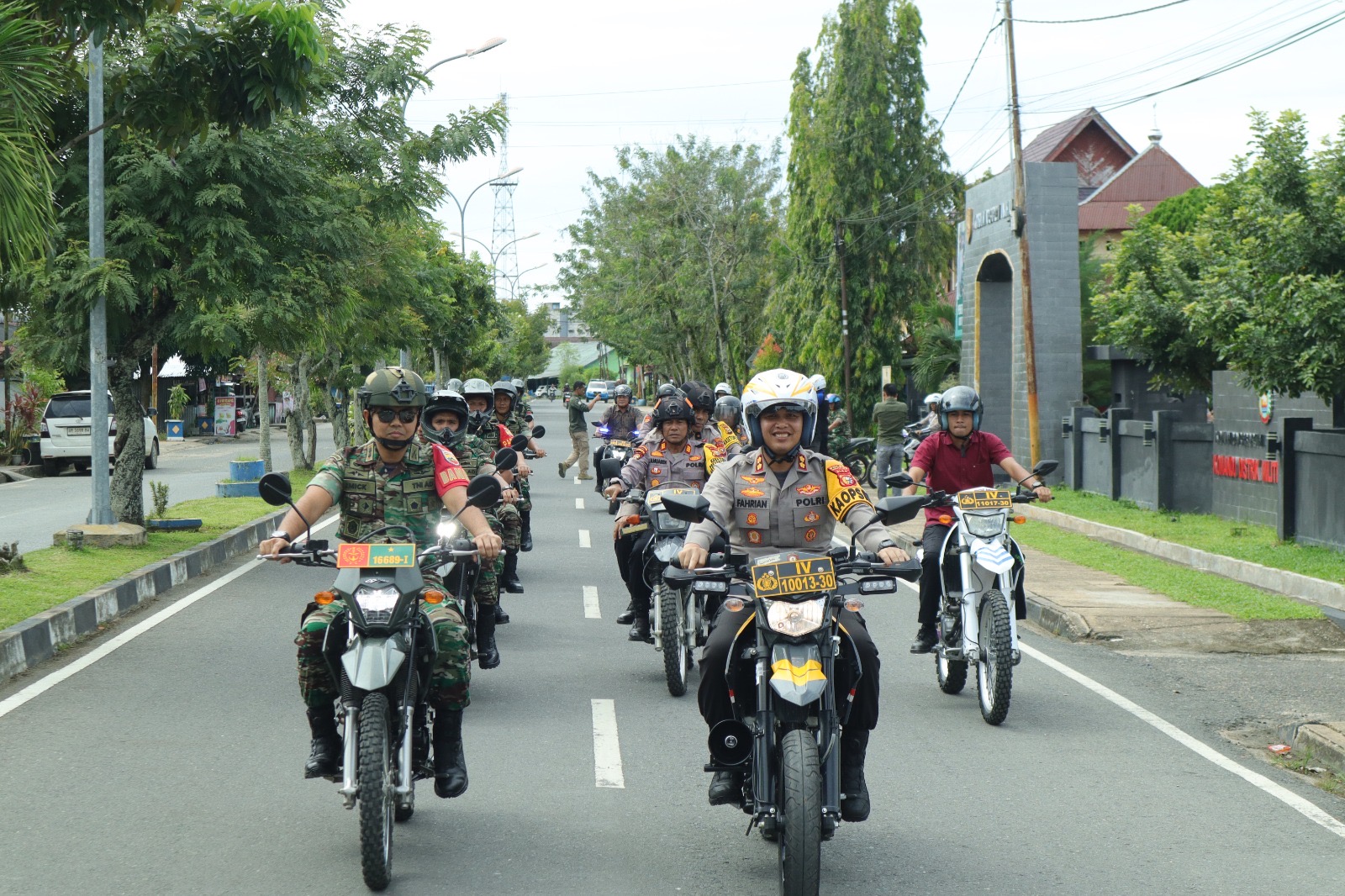 Dandim 0302/Inhu-Kuansing, Letkol Inf Emick Chandra Nasution MPM dan Kapolres Inhu, AKBP Fahrian Saleh Siregar SIK MSI bersama sejumlah PJU saat patroli, Sabtu (29/3/2025).