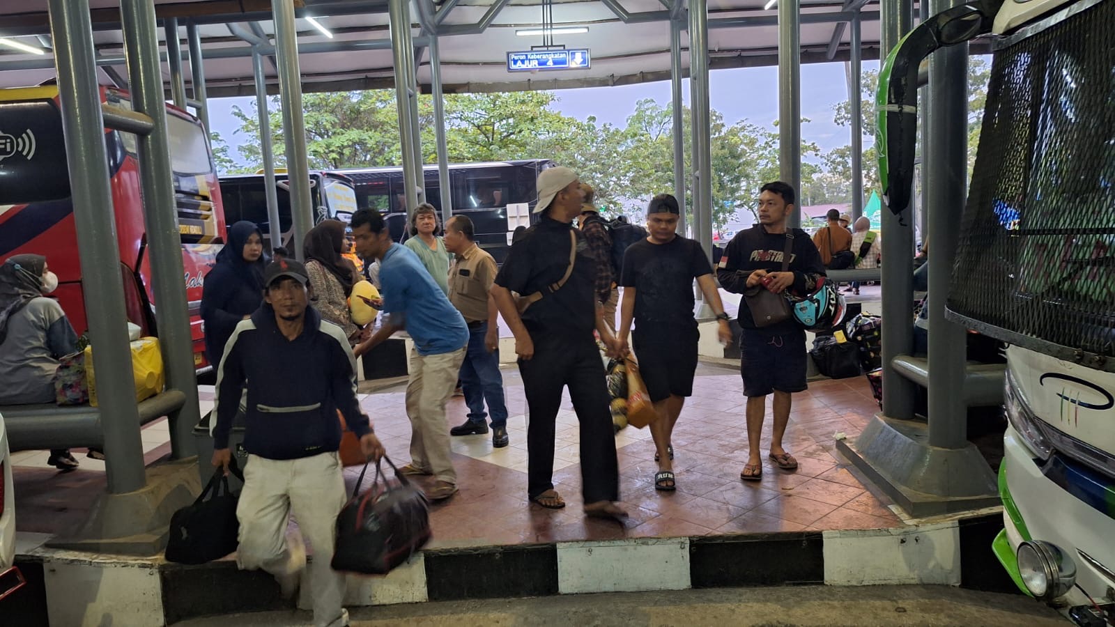 Aktivitas Penumpang di terminal BRPS Pekanbaru, saat arus mudik lebaran, baru-baru ini.