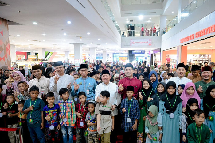 Asisten Perekonomian dan Pembangunan Setda Bengkalis Toharuddin menemani anak yatim dalam acara Belanja Baju Raya Bersama Anak Yatim dan Dhuafa di Mal Mandau City (Mancy), Kota Duri, Jumat (28/3/2025)