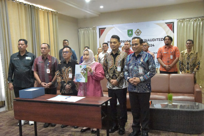 Bupati Bengkalis Kasmarni serahkan LKPD Unaudited Kabupaten Bengkalis tahun 2024 kepada Badan Pemeriksaan Keuangan (BPK) Republik Indonesia Perwakilan Provinsi Riau, Kamis (27/3/2025).