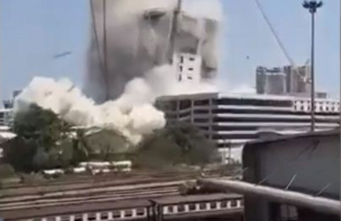 Robohnya gedung bertingkat akibat gempa magnitudo 7,7 SR yang mengguncang Myanmar dan Thailand.