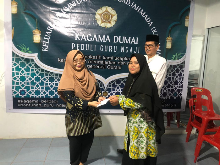 Kagama Cabang Dumai, Jumat (28/3/2025) menyerahkan bantuan kepada sebelas guru mengaji.