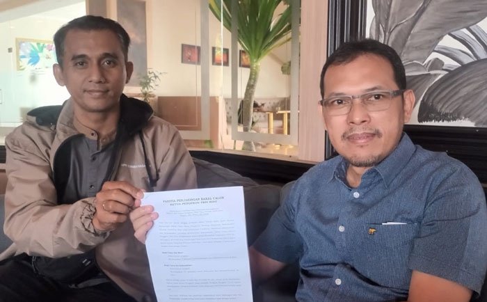 Ketua Tim Pemenangan Edi Basri, Adi Nugroho bersama Zelfriandi, memperlihatkan surat pemberitahuan dari panitia penjaringan calon Ketum PBSI Riau pada Jumat (28/3/2025).