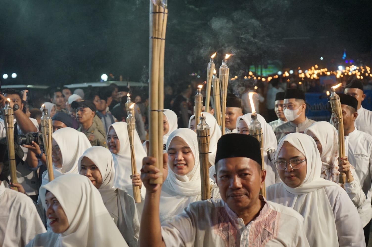 Masyarakat membawa obor saat malam takbiran Idul Fitri 1446 H di Jalan Gajah Mada Pekanbaru, Ahad (30/3/2025).
