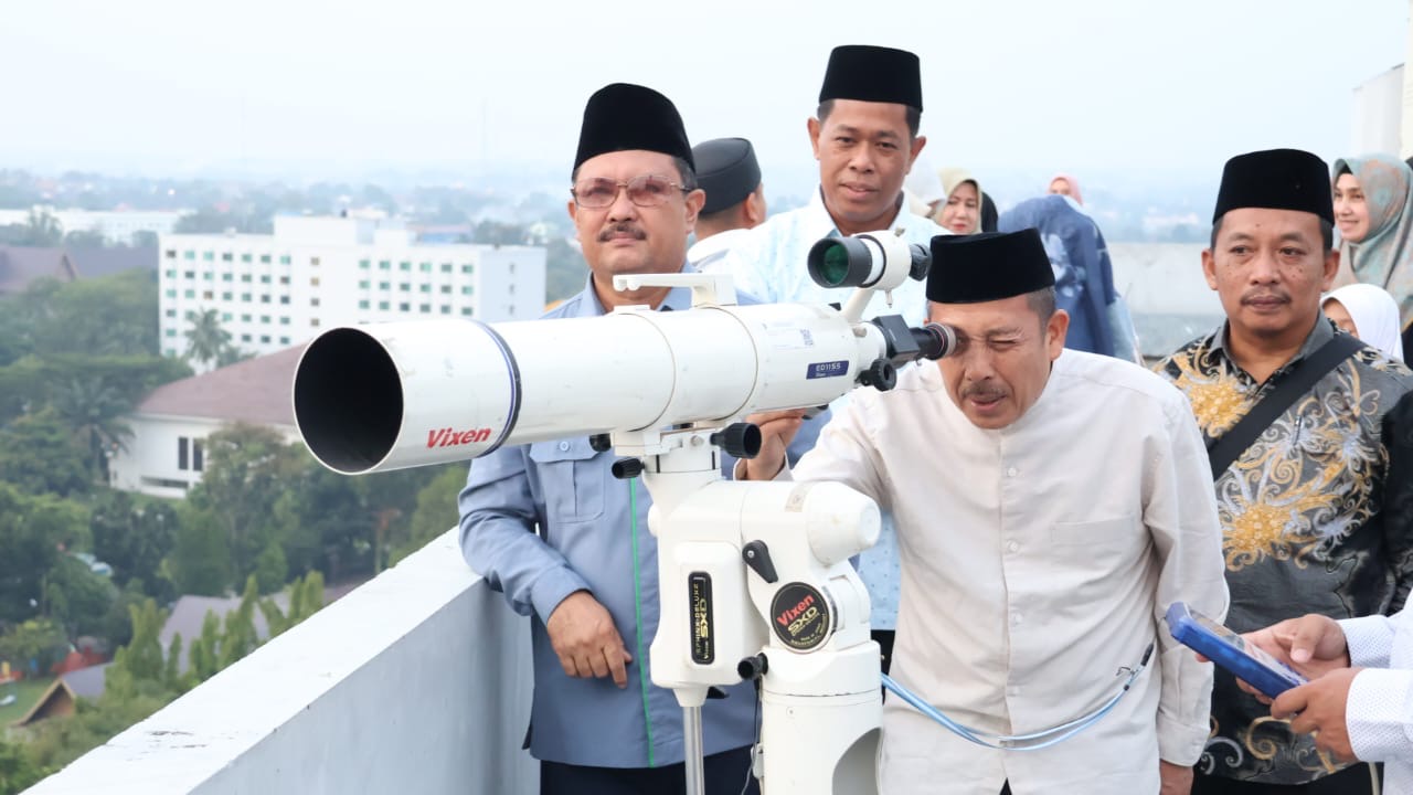 Kepala Kanwil Kemenag Riau Muliardi bersama tim dan pihak terkait saat memantau hilal di Pekanbaru, Sabtu (29/3/2025).