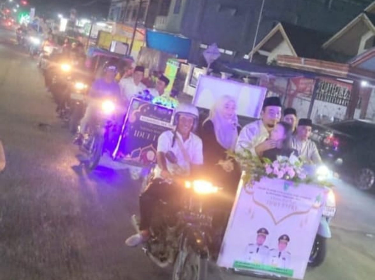 Bupati Inhu, Ade Agus Hartanto didampingi istri dan forkompinda  turut naik becak hias di malam takbir hari raya Idulfitri 1446 hijriah pada pawai keliling di Kota Rengat, Inhu, Ahad (30/3/2025).