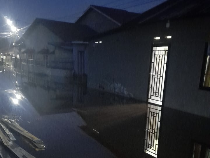 Banjir pasang  air laut di hari kedua di wilayah kota Dumai naik dan meluas, tampak teras rumah warga di Pangkalan Sesai sudah terendam, Ahad (30/3/2025).