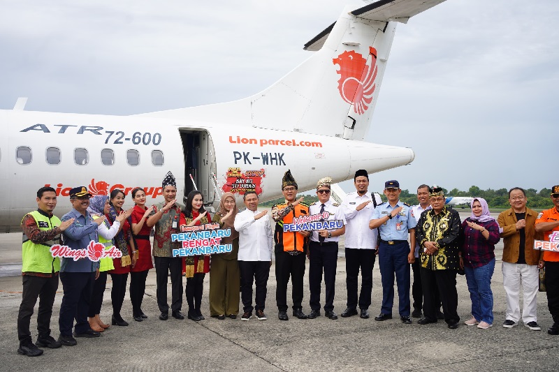 Foto bersama saat akan take-off di Bandara SSK II Pekanbaru.