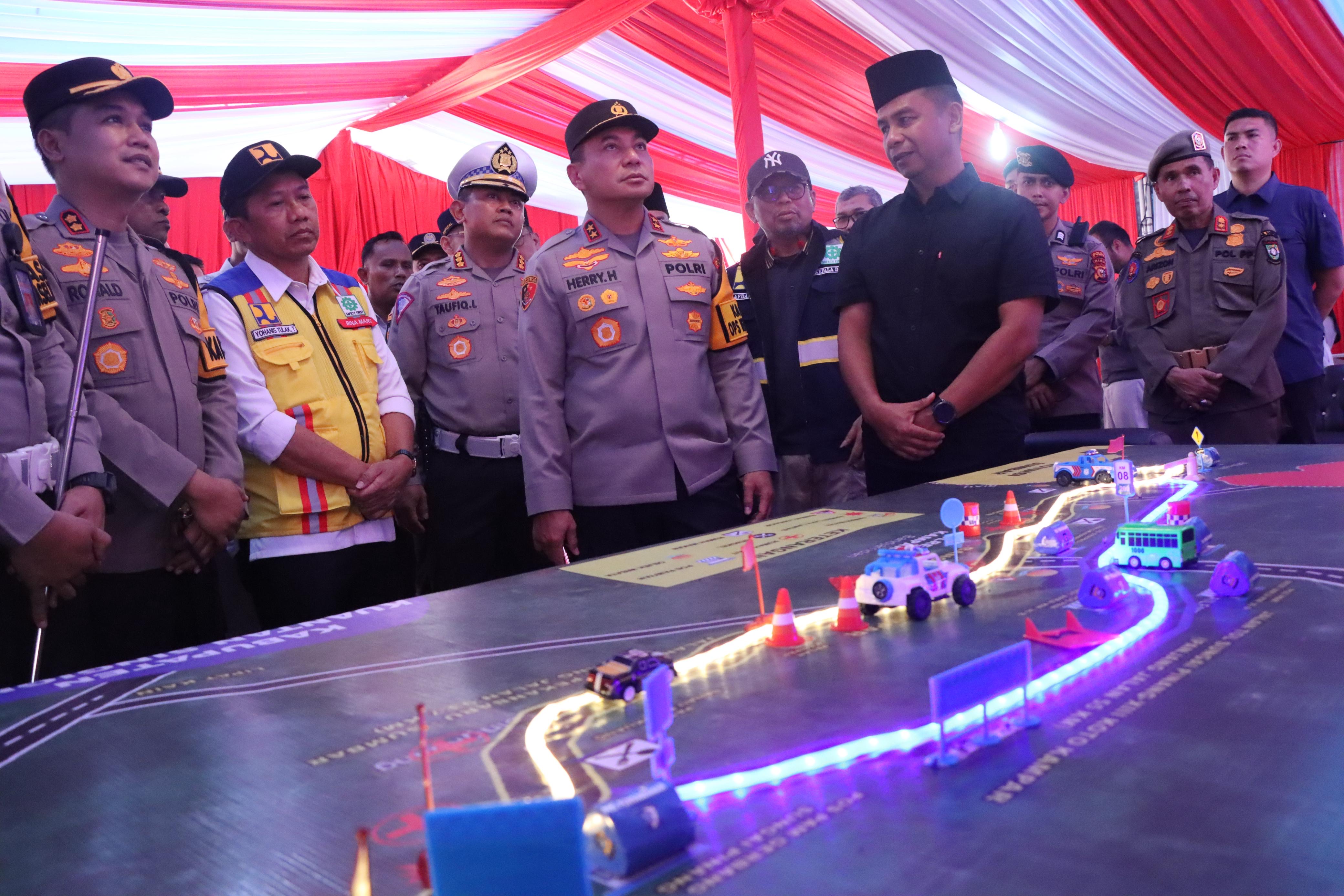 Kapolda Riau Irjen Pol Dr Herry Heryawan didampingi Bupati Kampar Ahmad Yuzar dan Kapolres Kampar AKBP Ronald Sumaja meninjau Pospam, Ahad siang (30/03/2025).