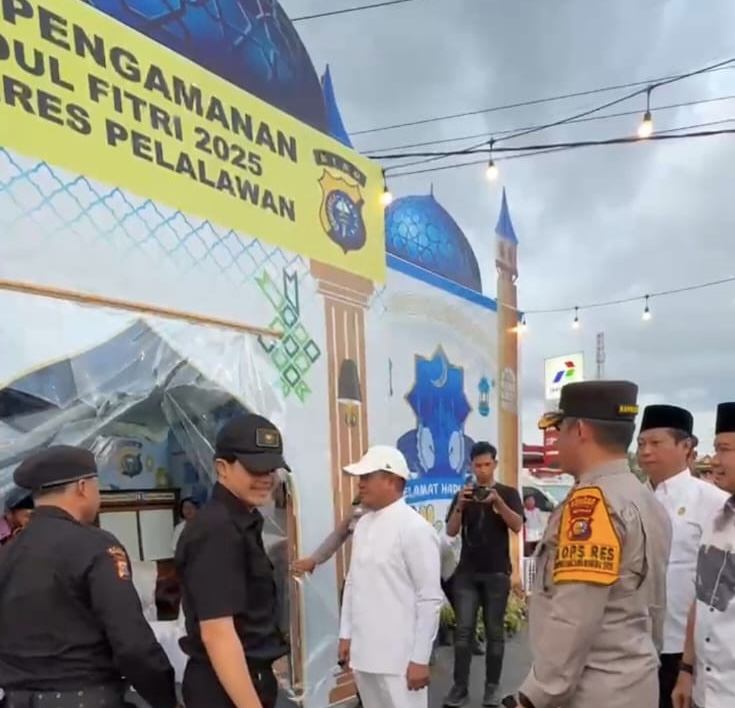 Bupati Pelalawan H Zukri bersama Kapolres Pelalawan AKBP Afrizal Asri SIK menyerahkan bingkisan kepada tim gabungan di pos pelayanan dan pengamanan Kecamatan Pangkalan Kerinci, Ahad (30/3/2025).