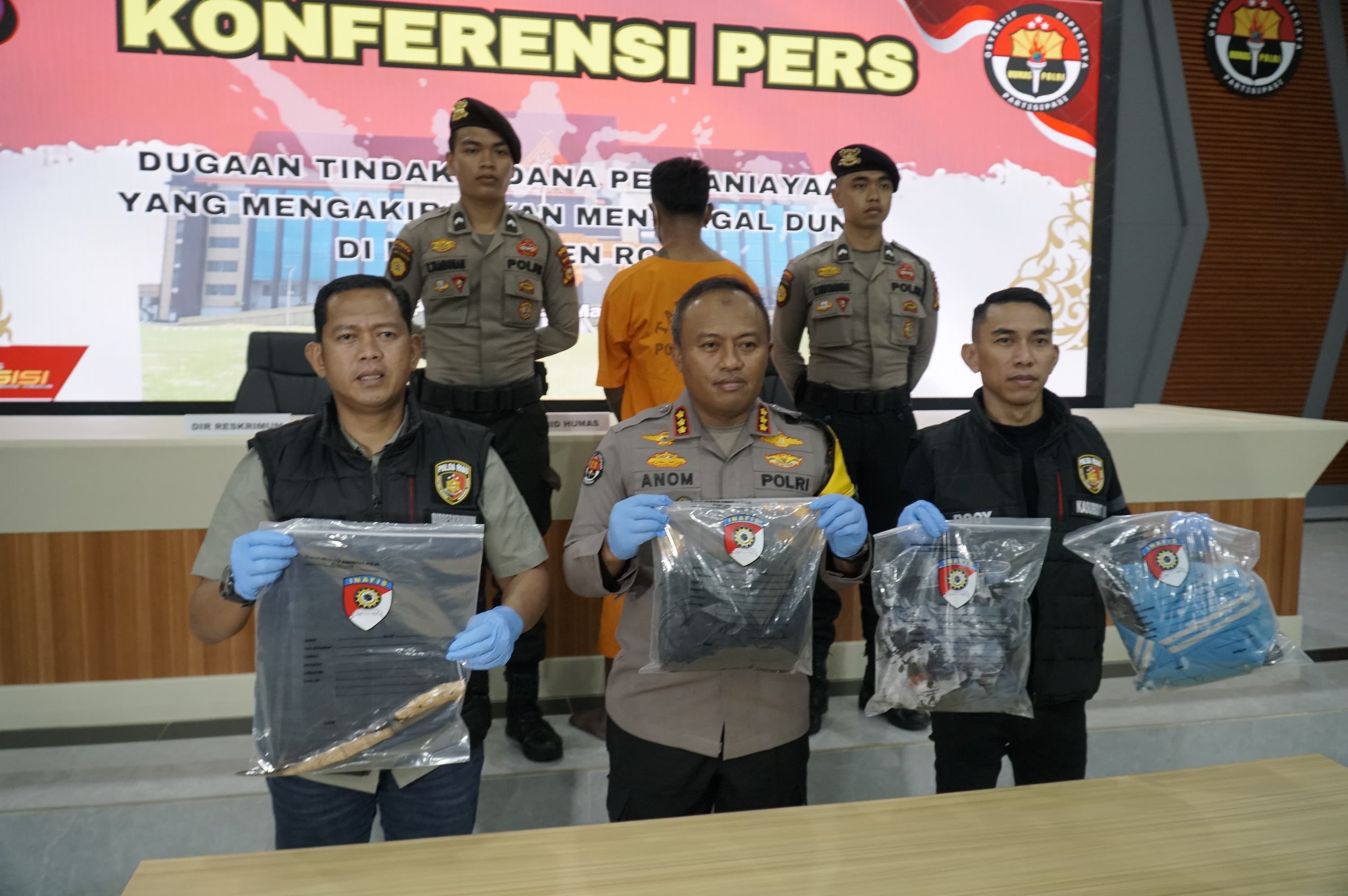 Kabid Hums Polda Riau Kombes Pol Anom Karibianto dan Dirkrimum Polda Riau Kombes Pol Asep Darmawan menunjukan barang bukti saat ekspos pembunuhan di THM See You Bagansiapiapi, Rohil, di Mapolda Riau.