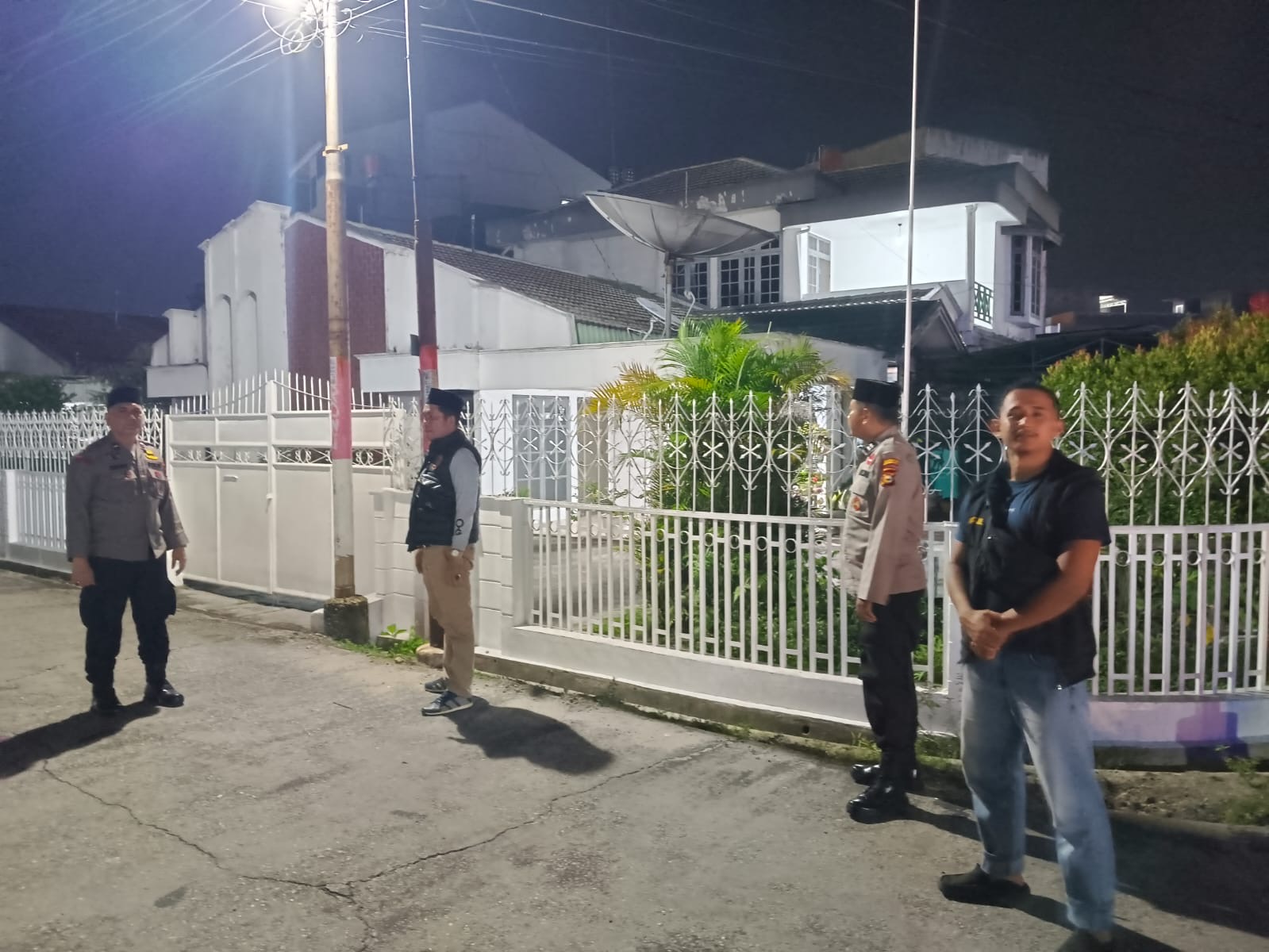 Personel Polsek Senapelan gencar melaksanakan patroli ke perumahan warga di wilayah Senapelan, Jumat (28/3/2025) malam.