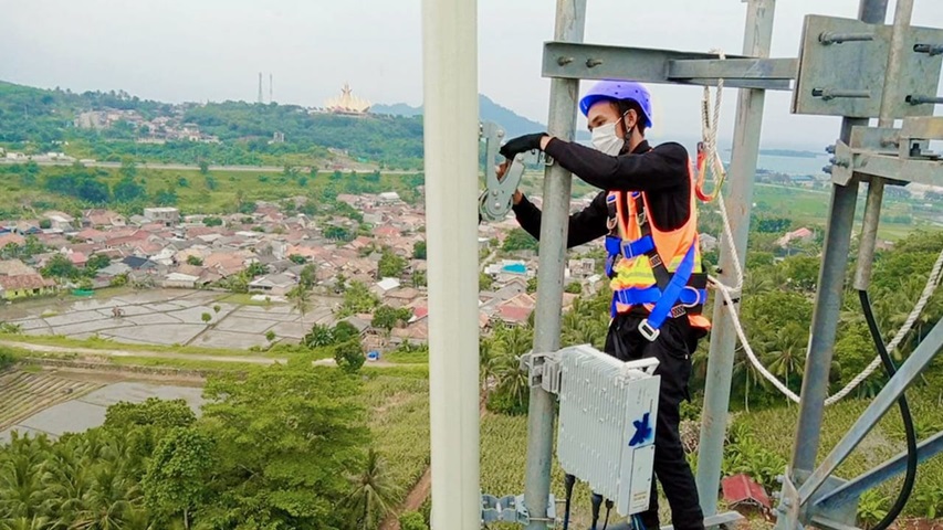 Salah seorang teknisi XL Axiata sedang melakukan perbaikan jaringan di salah satu pulau di Kepulauan Riau, belum lama ini.