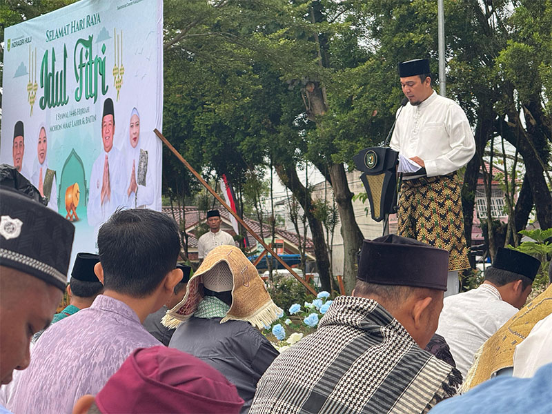 Bupati Inhu, Ade Agus Hartanto SSos MSI saat menyampaikan sambutannya pada Salat Idulfitri di RTH Rengat, Senin (31/3/2025).