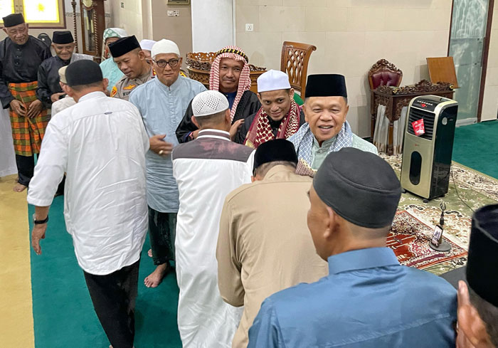 Bupati Kepulauan Meranti Asmar bersama jamaah saling meminta maaf usai pelaksanaan Salat Idulfitri rampung di Masjid Agung Darul Ulum, Senin (31/3/2025).