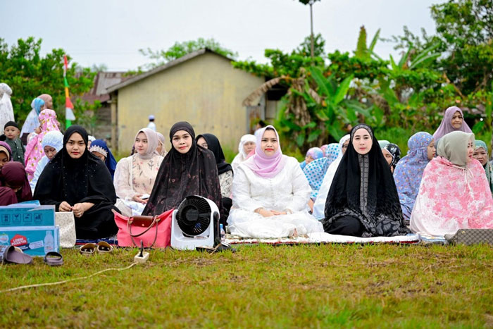 Bupati Bengkalis Kasmarni (baju putih) dan keluarga melaksanakan Salat Idulfitri di Lapangan Sepak Bola, Dusun Sialang Rimbun, Desa Muara Basung, Kecamatan Pinggir berbaur bersama jamaah lain.