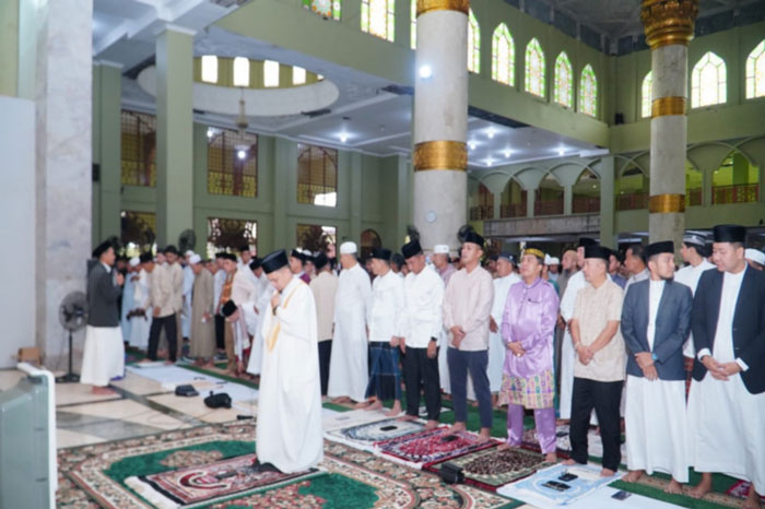 Bupati Kampar Ahmad Yuzar, Wakil Bupati Misharti dan Sekda Hambali serta Forkopimda salat Idul Fitri 1446 H di Markaz Islamic Center Mesjid Ikhsan Bangkinang, Senin (31/3/2025).