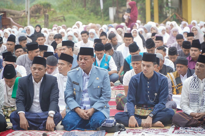 Bupati Kuansing Dr H Suhardiman Amby MM melaksanakan Salat Idulfitri 2025 di Lapangan Desa Lubuk Ambacang Kecamatan Hulu Kuantan, Senin (31/3/2025).