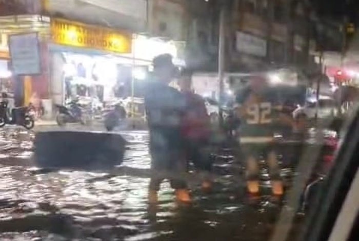 Jalan Budi Kemuliaan Kota Dumai, Ahad (30/3/2025) malam saat malam takbiran Idulfitri terendam banjir air pasang atau banjir rob.