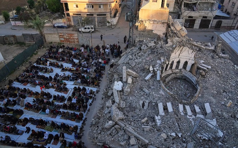 Warga Palestina di Khan Yunis, Gaza, melaksanakan sholat Idulfitri, 30 Maret 2025.