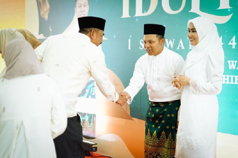 Gubri Abdul Wahid saat melaksanakan open house di kediamannya di jalan Diponegoro Pekanbaru, Senin (31/3/2025).