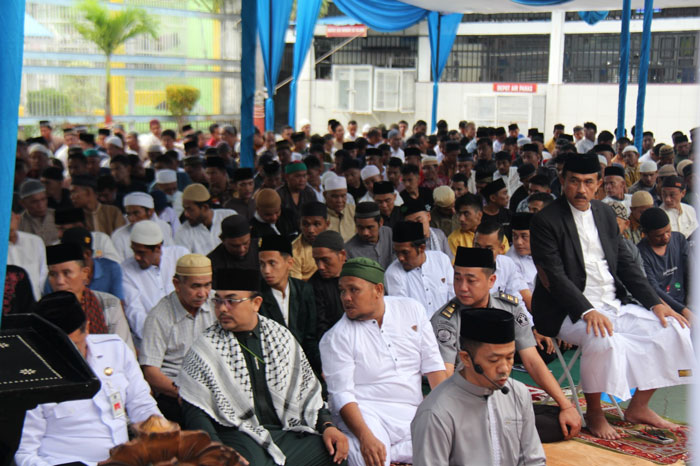 Petugas Lapas, termasuk Kepala Kanwil Ditjenpas Riau Maizar (berkursi) berbaur dengan puluhan napi pada pelaksanaan Salat Idulfitri, Senin (31/3/2025).