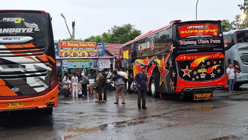 Aktivitas pemudik/penumpang di terminal BRPS Pekanbaru, baru-baru ini.