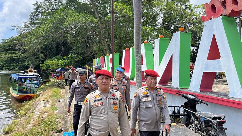 Personel Polres Inhu saat melakukan patroli di dalam kawasan wisata Danau Raja Rengat, Selasa (1/4/2025).