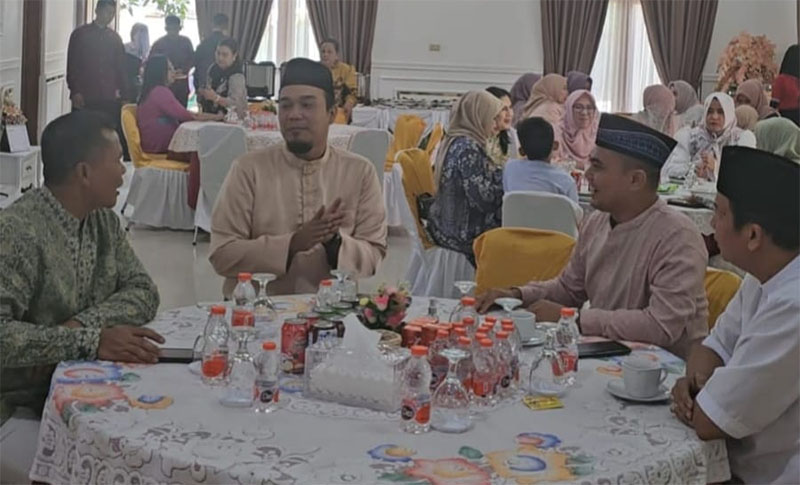 Bupati Inhu, Ade Agus Hartanto didampingi Dandim 0302 dan Wabup saat bercengkrama dengan Danrem 031/Wira Bima, Brigjen Sugiyono, Selasa (1/4/2025).